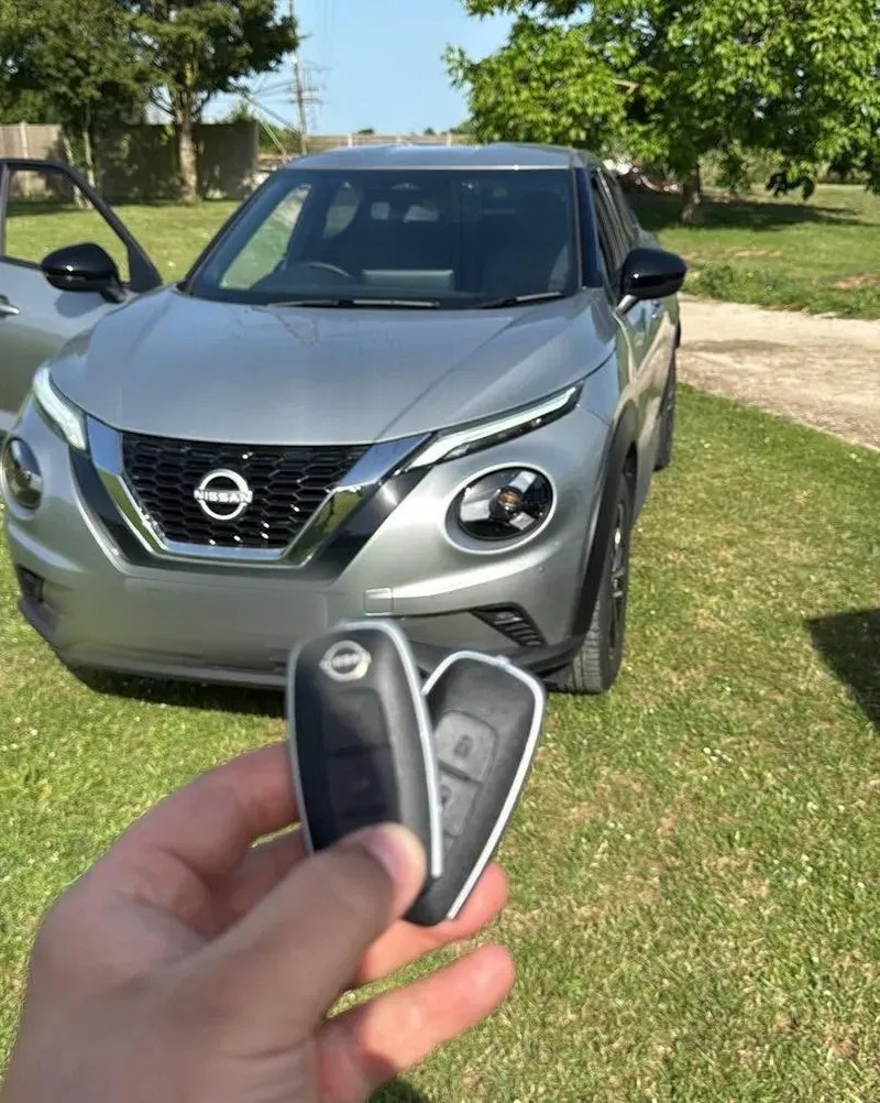 Nissan Juke key cut and coded on the driveway by our Essex auto locksmiths